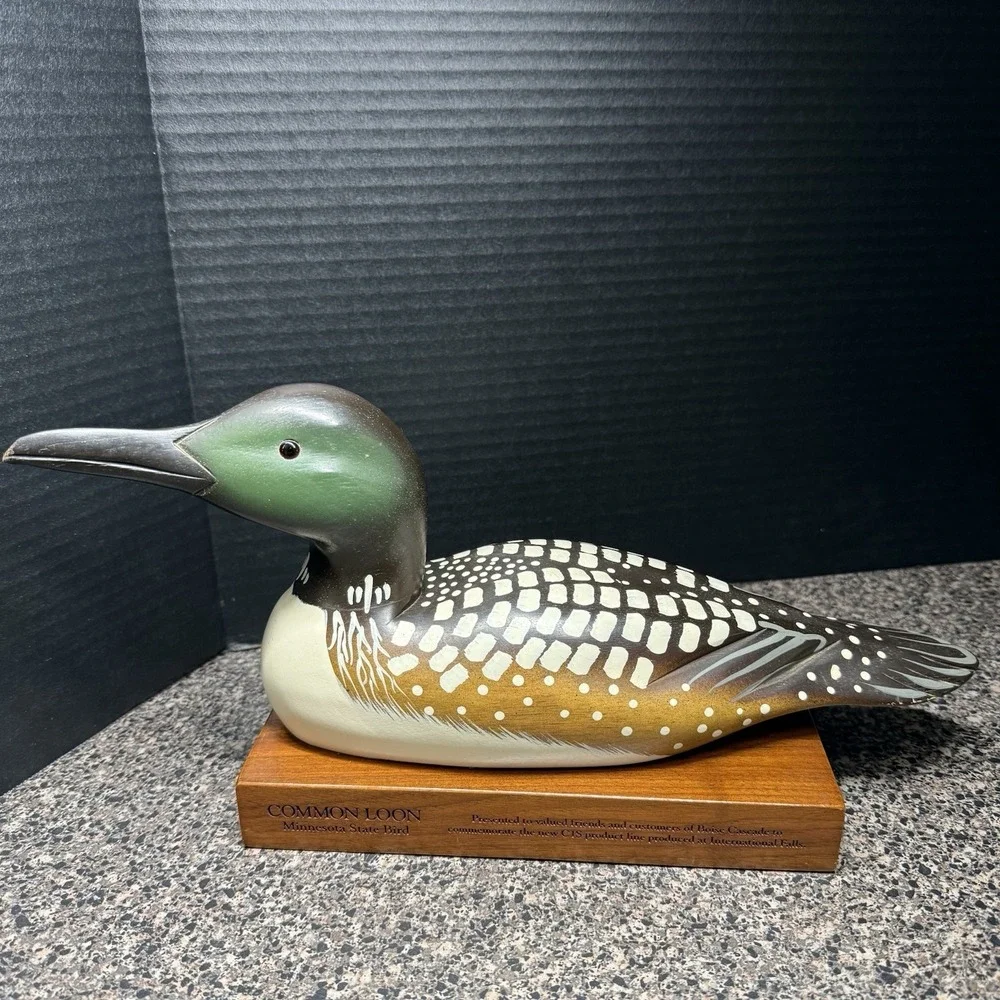 Common‎ Loon Minnesota State Bird Hand Painted Wood Duck Carving Commemorative